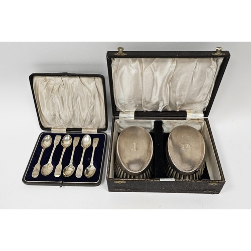 467 - Five George IV silver fiddle pattern egg spoons by William Eaton, London 1824 and one other ensuite ... 