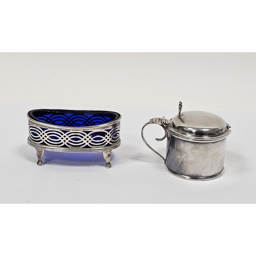 484 - Victorian silver oval salt and an Edward VII cylindrical mustard pot, each with blue glass liner, th... 