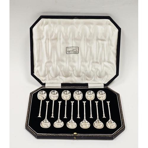 526 - Set of six silver teaspoons with seal tops, cased, hallmarked Sheffield 1926, makers marks for Coope... 