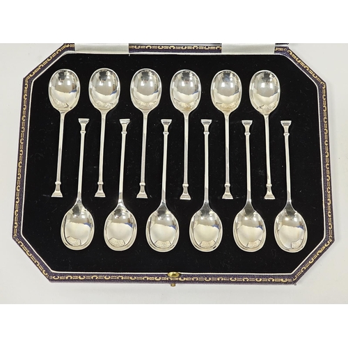 526 - Set of six silver teaspoons with seal tops, cased, hallmarked Sheffield 1926, makers marks for Coope... 