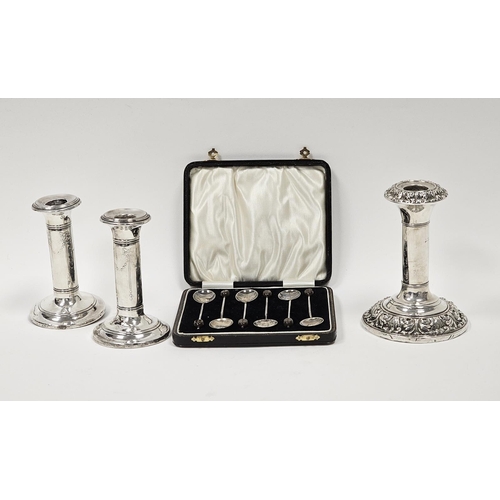 528 - Pair of Edwardian silver candlesticks with ribbon and foliate decoration, Birmingham 1909, makers ma... 