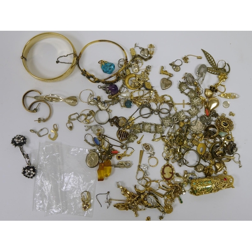 721 - Large quantity of gold-coloured and other earrings and sundry costume jewellery