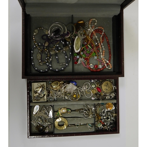 724 - Quantity of costume jewellery to include silver chains, necklaces, brooches and silver-coloured jewe... 