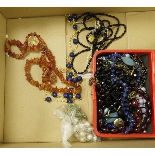 725 - Quantity sundry costume jewellery to include bead necklaces, various jewellery boxes, etc (1 box)