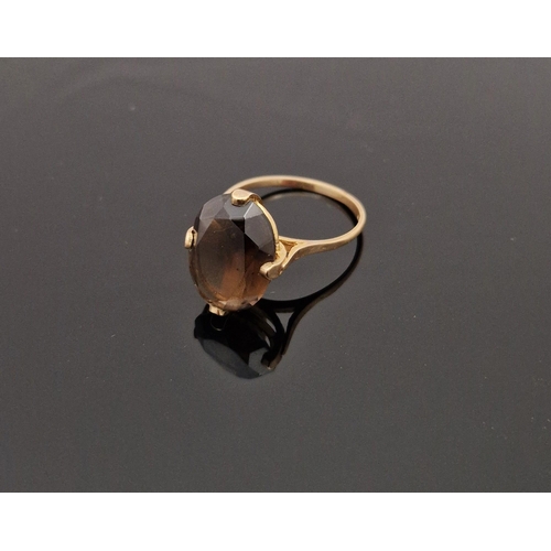 764 - 9ct gold and smoky quartz stone ring set oval cut stone