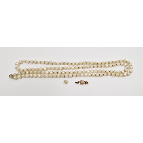 792 - 20th century string of cultured pearls on 9ct gold clasp