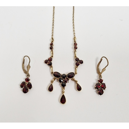 812 - Gold and garnet necklace with pendant drops and similar pair drop earrings