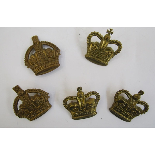 256 - Quantity of military brass buttons, cap badges, cloth badges, 'The Metropolitan' whistle and similar... 