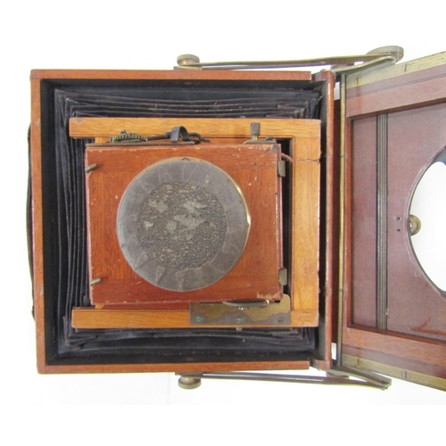 262 - Late 19th/early 20th century Thornton Pickard Amber half plate mahogany cased field camera, patent n... 