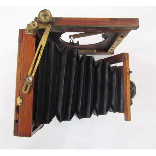 262 - Late 19th/early 20th century Thornton Pickard Amber half plate mahogany cased field camera, patent n... 