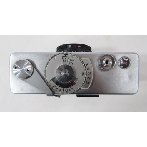 266 - Rollei B35 35mm rangefinder camera, Carl Zeiss Triotar 3,5/40 lens, marked to reverse made by Rollei... 