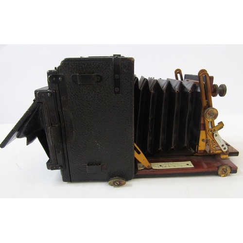 272 - Early 20th century Sanderson De Luxe quarter plate camera, with Koilos patent shutter, Carl Zeiss Je... 