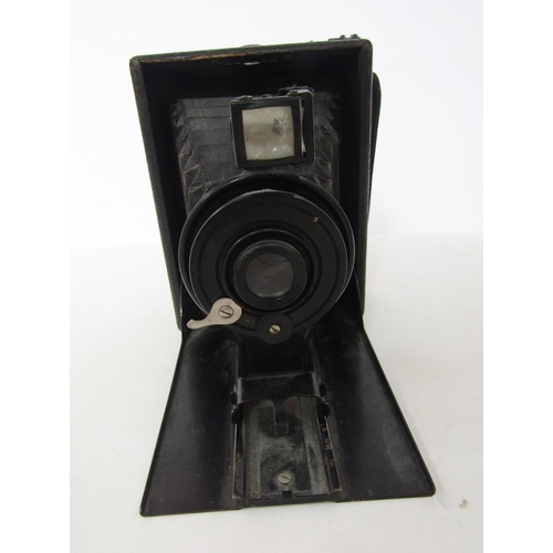 286 - Kodak Hawkette no 2 bakelite cased folding camera, Kodak Brownie six 20 F box camera, Kodak Beau Bro... 