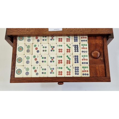 400 - Bone and wood mahjong set with instruction booklet, in stained wood five-drawer table top cabinet wi... 