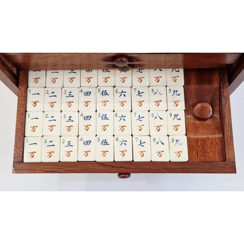 400 - Bone and wood mahjong set with instruction booklet, in stained wood five-drawer table top cabinet wi... 