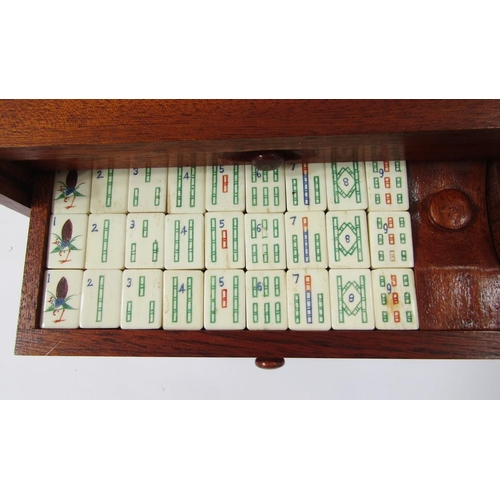 400 - Bone and wood mahjong set with instruction booklet, in stained wood five-drawer table top cabinet wi... 