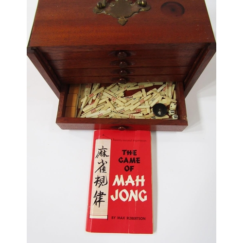 400 - Bone and wood mahjong set with instruction booklet, in stained wood five-drawer table top cabinet wi... 