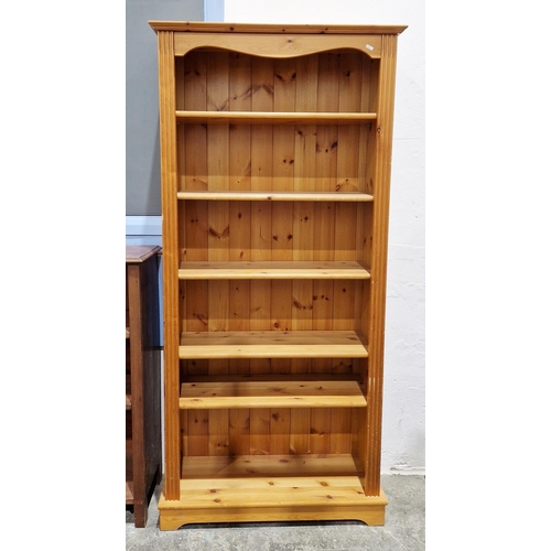 1024 - Pair of 20th century pine tall bookcases with reeded carved sides and five adjustable shelves, each ... 