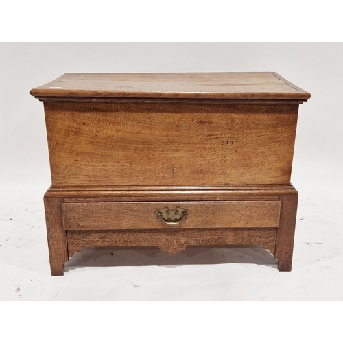 1087 - Georgian golden oak mule chest of small proportions, with a hinged lid and single long drawer below,... 