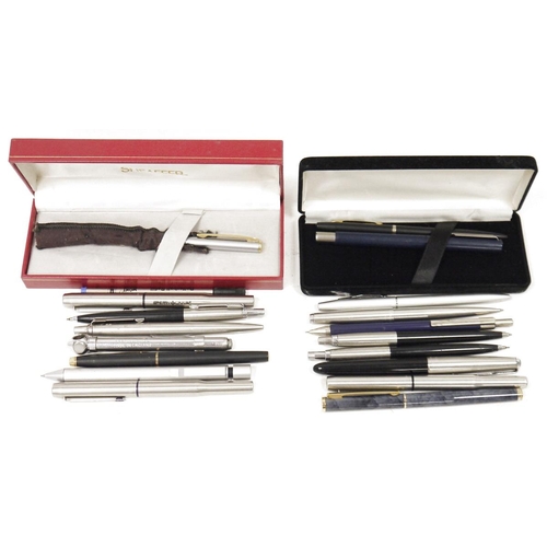 238 - Mixed lot of pens, including a cased Sheaffer ballpoint pen, a Parker fountain pen and various other... 