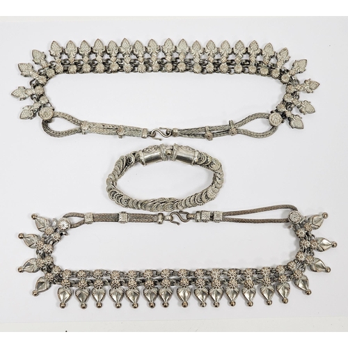 321 - Omani Bedouin silver-coloured metal necklace of Murtasha style decorated with stylised pineapples, s... 