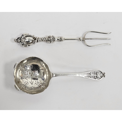 349 - George VI silver tea strainer, Viners Ltd, Sheffield 1938, the handle with pierced foliate decoratio... 