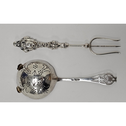 349 - George VI silver tea strainer, Viners Ltd, Sheffield 1938, the handle with pierced foliate decoratio... 