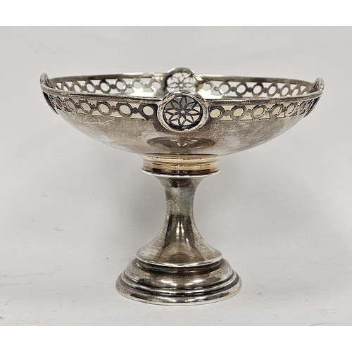 404 - George V silver bonbon dish, Sheffield 1925, Walker & Hall, of circular form with pierced rim, raise... 