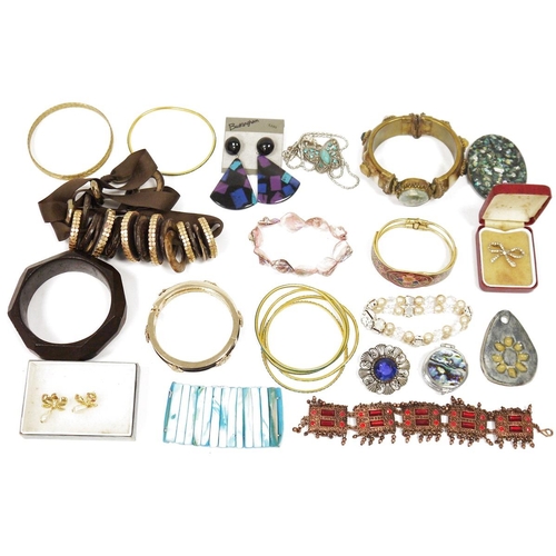 501 - Large quantity of fashion wristwatches, necklaces, bangles, brooches and other costume jewellery (1 ... 