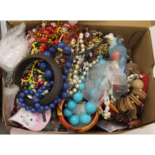 501 - Large quantity of fashion wristwatches, necklaces, bangles, brooches and other costume jewellery (1 ... 