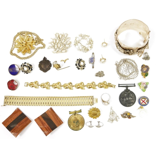 515 - A large quantity of costume jewellery to include brooches, necklaces, pendants, scent spray etc (1 b... 