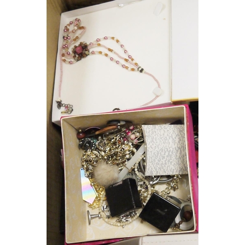 515 - A large quantity of costume jewellery to include brooches, necklaces, pendants, scent spray etc (1 b... 