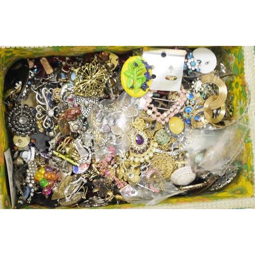 517 - Large quantity of costume jewellery to include earrings, bracelets, brooches etc. (in wicker effect ... 