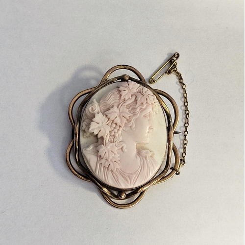 555 - 9ct gold and pink and white cameo, the cameo carved with head and shoulders of classical maiden with... 