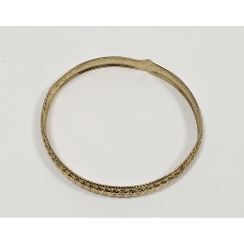 573 - 9ct gold bangle diamond cut engraved 9.5g approx