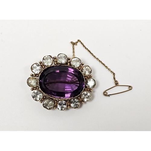 591 - Gold coloured metal paste and amethyst coloured oval stone brooch 4cm