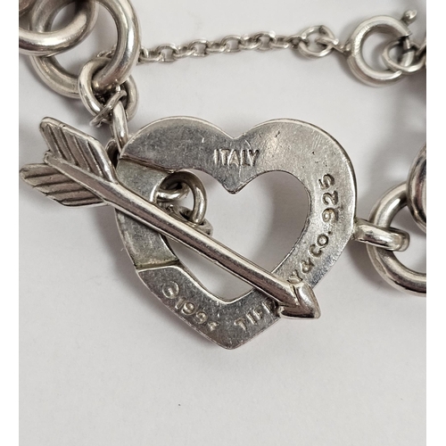 597 - Tiffany silver open heart and arrow clasp bracelet with circular links, 28g approx.