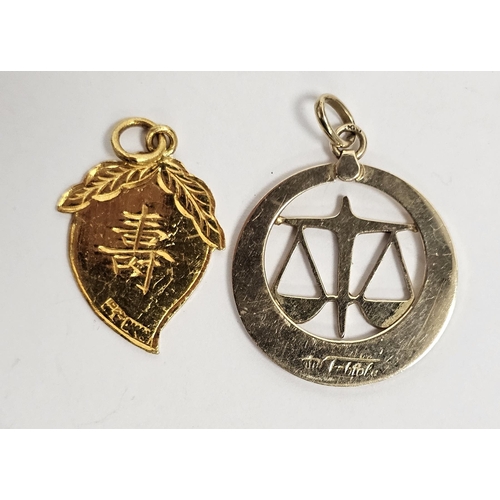 658 - Gold coloured metal Scales of Justice pendant with ribbed circular surround 2.2g approx, gold plated... 