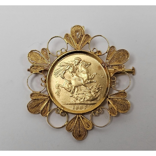 690 - 18ct gold mounted Victorian 1887 sovereign within stylised leaf and circle surround gross weight 15g... 