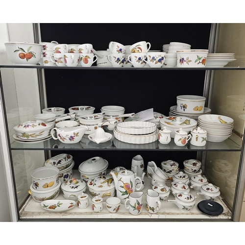 71 - Extensive collection of Royal Worcester ' Evesham '  and ' Evesham Vale ' dinner and tea ware includ... 