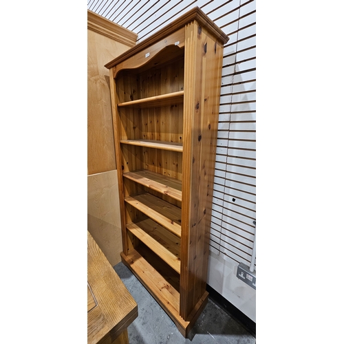 1024 - Pair of 20th century pine tall bookcases with reeded carved sides and five adjustable shelves, each ... 