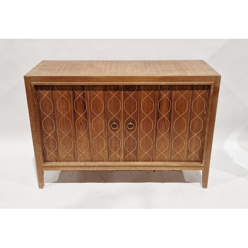 1254 - Mid century retro 1960's Gordon Russell ' Helix ' walnut sideboard, the double doors opening to a pa... 