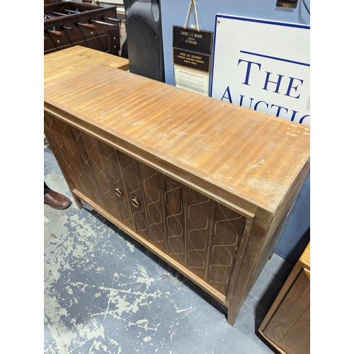 1254 - Mid century retro 1960's Gordon Russell ' Helix ' walnut sideboard, the double doors opening to a pa... 