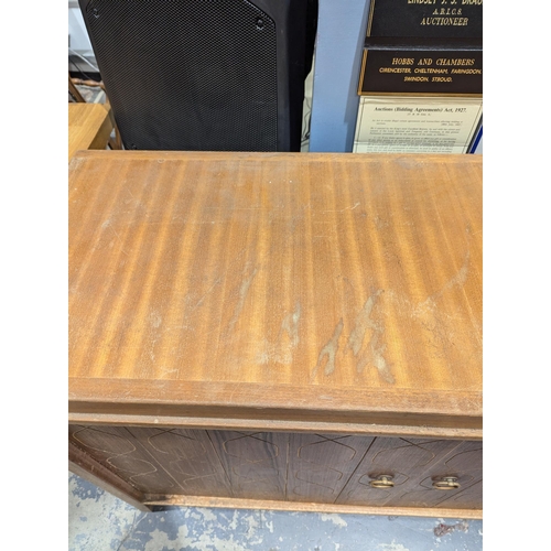 1254 - Mid century retro 1960's Gordon Russell ' Helix ' walnut sideboard, the double doors opening to a pa... 