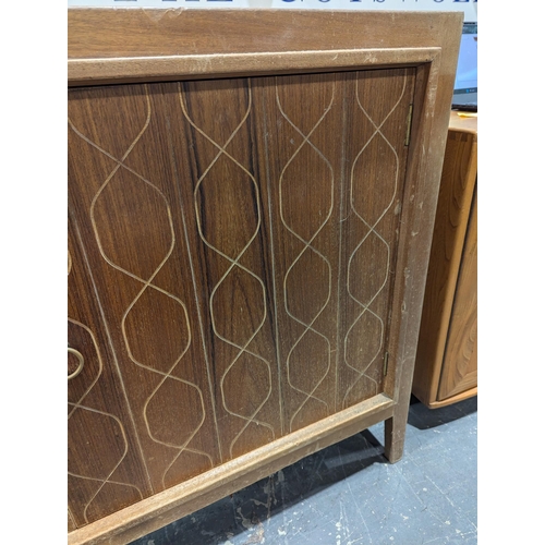 1254 - Mid century retro 1960's Gordon Russell ' Helix ' walnut sideboard, the double doors opening to a pa... 