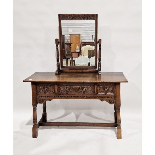 1257 - Reproduction oak dressing table in the 17th century manner by Titchmarsh and Goodwin, the single swi... 