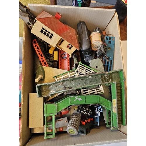 424 - Mixed lot of toys including railway (Grafar N gauge engine and other N gauge items, Hornby Dublo foo... 