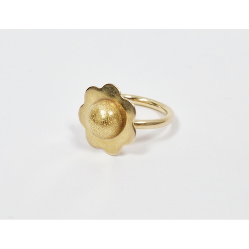 499 - 18ct gold flowerhead ring, 3.4g (size K1/2)