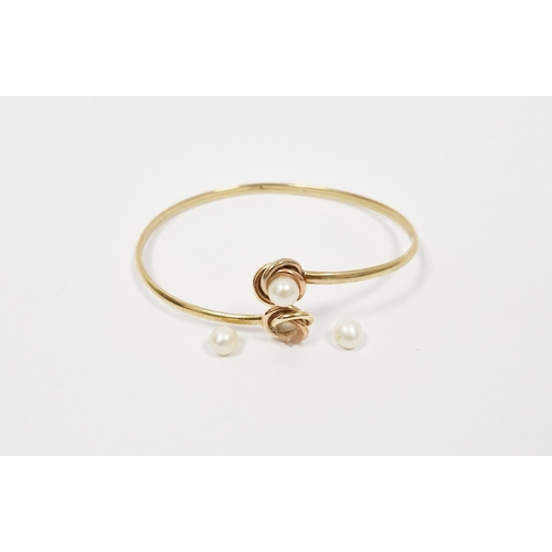 534 - 9K gold and pearl bangle set two pearls, one loose and another loose pearl