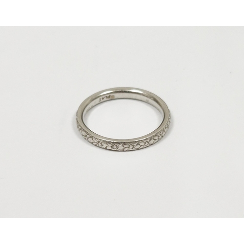 567 - Platinum wedding band, stylised floral engraving to the band, width approx. 2.5mm, weight approx. 4.... 